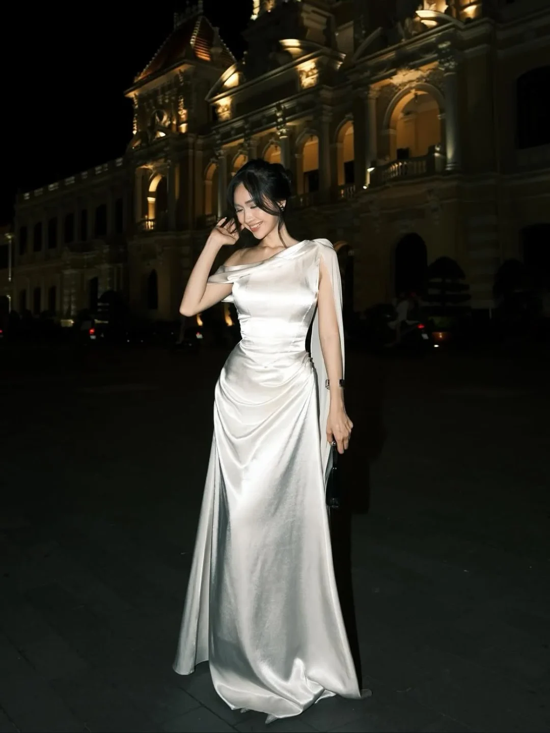 Photo 2 of Đầm dạ hội satin trắng một vai nữ