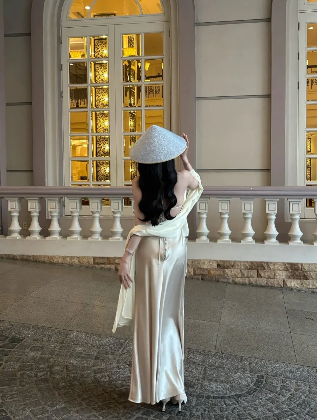 Ảnh 3 của Váy lụa hở lưng kem kèm nón lá nữ