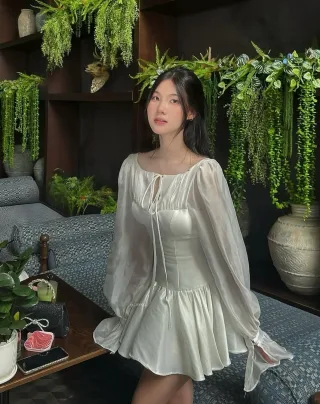 Photo 1 of Váy ngắn trắng satin tay phồng nữ