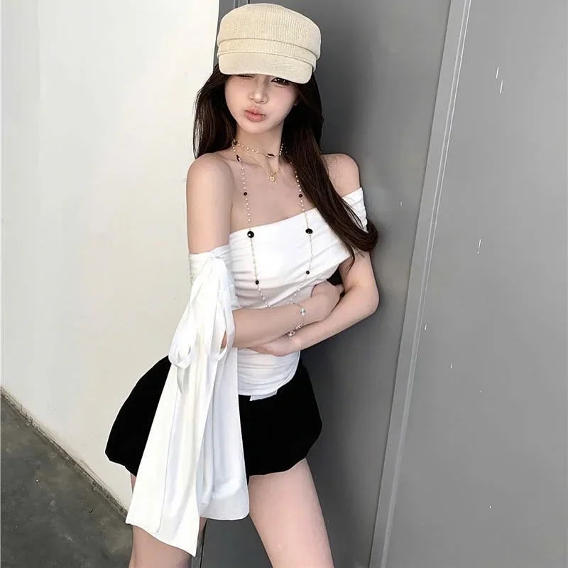 Photo 3 of Set áo trễ vai trắng quần short đen nữ
