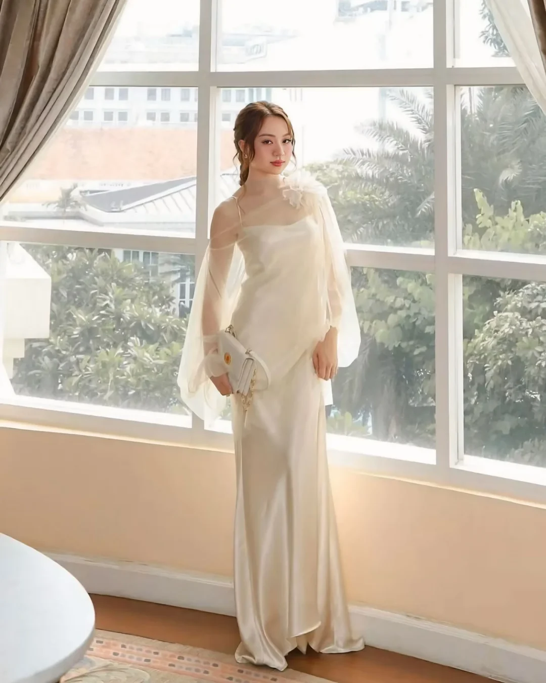 Photo 1 of Váy dạ hội satin kem trễ vai nữ