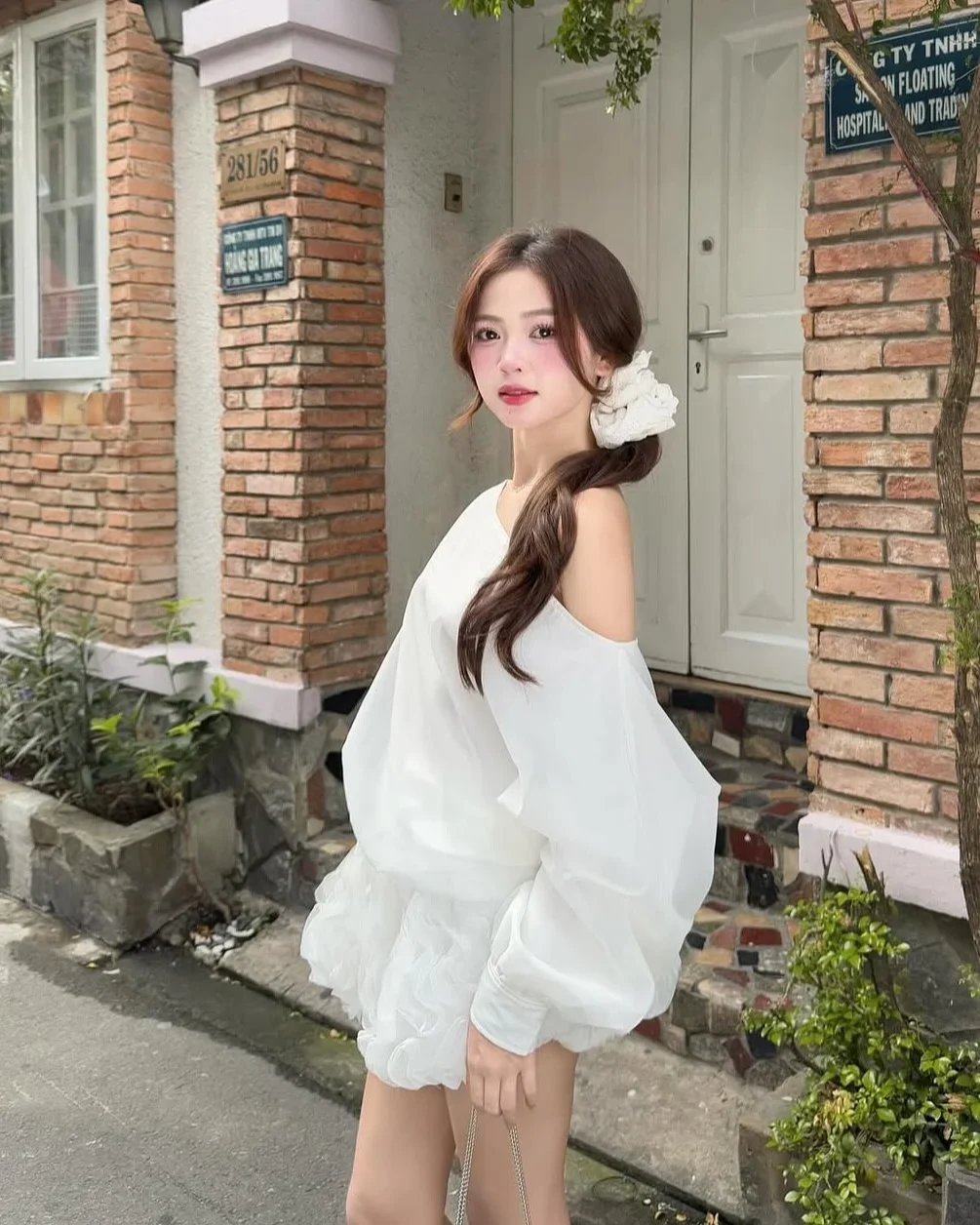 Ảnh 3 của Đầm babydoll trắng trễ vai tay phồng