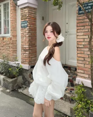 Ảnh 3 của Đầm babydoll trắng trễ vai tay phồng