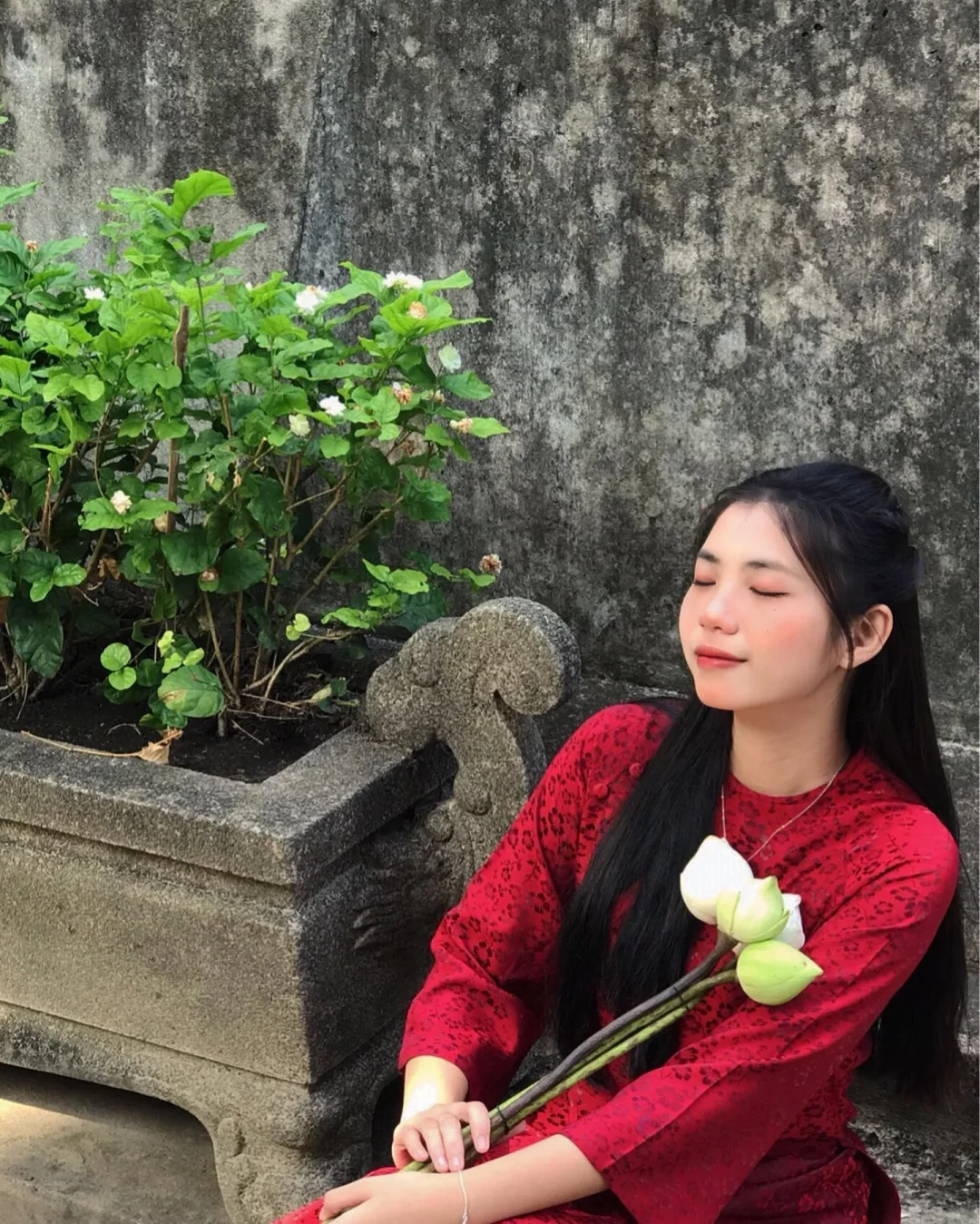 Photo 2 of Áo dài gấm đỏ ren hoa size M/L