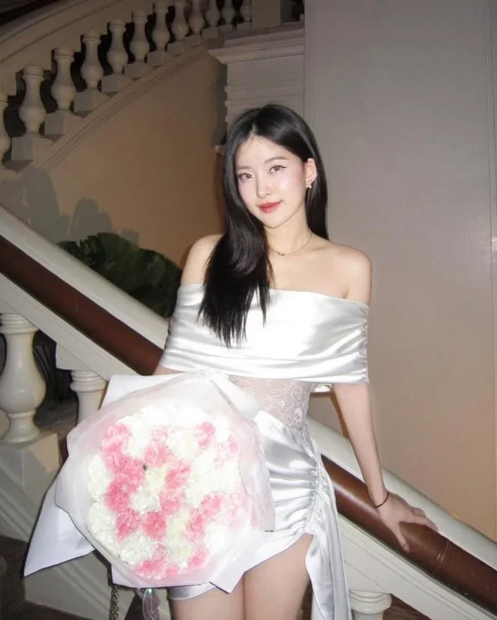 Ảnh 3 của Đầm trễ vai satin trắng sang trọng