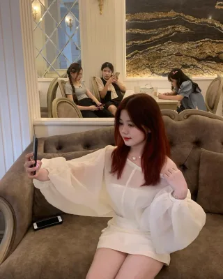 Photo 1 of Đầm trắng tay phồng maxi nữ cho thuê