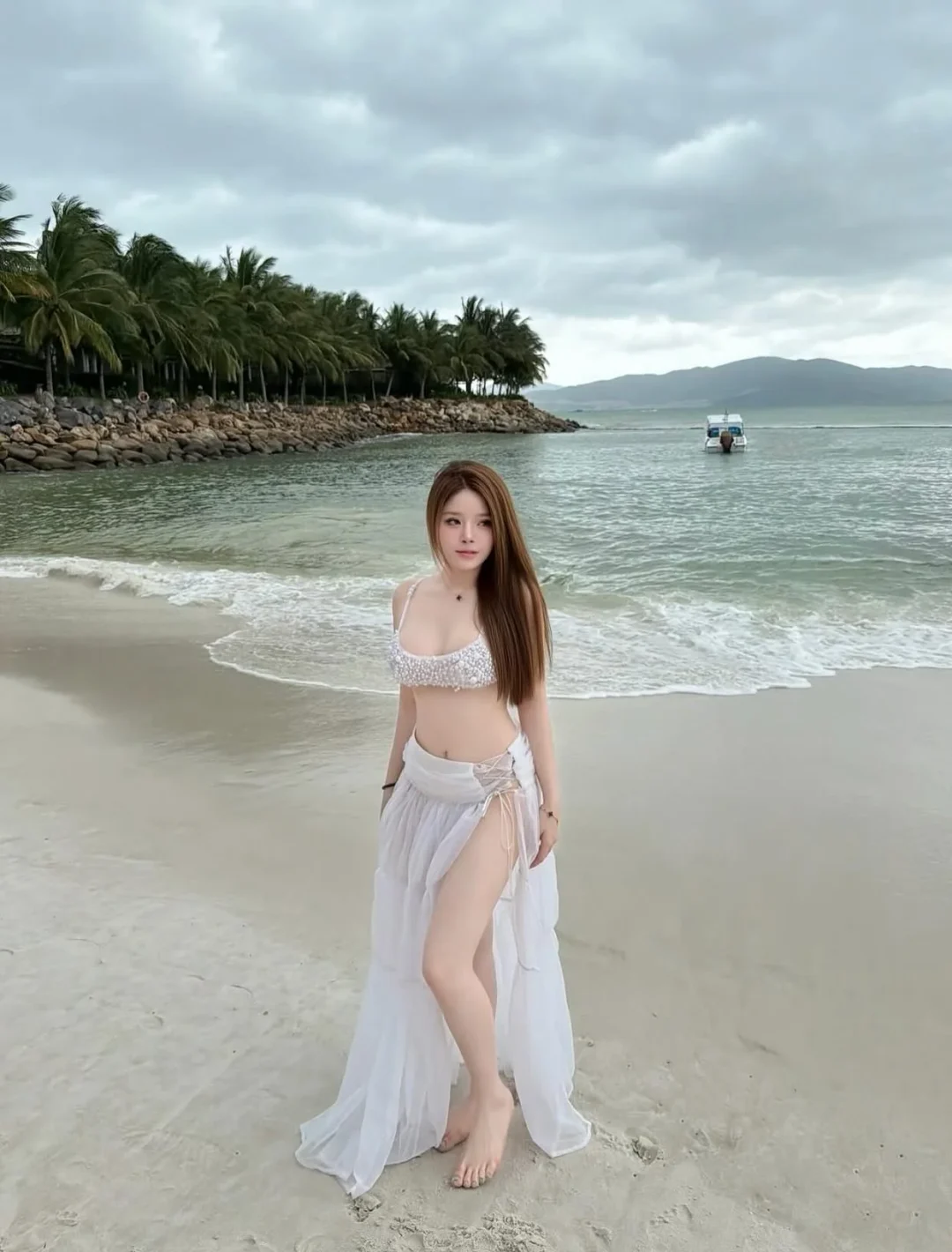 Ảnh 4 của Set croptop váy maxi trắng đi biển nữ