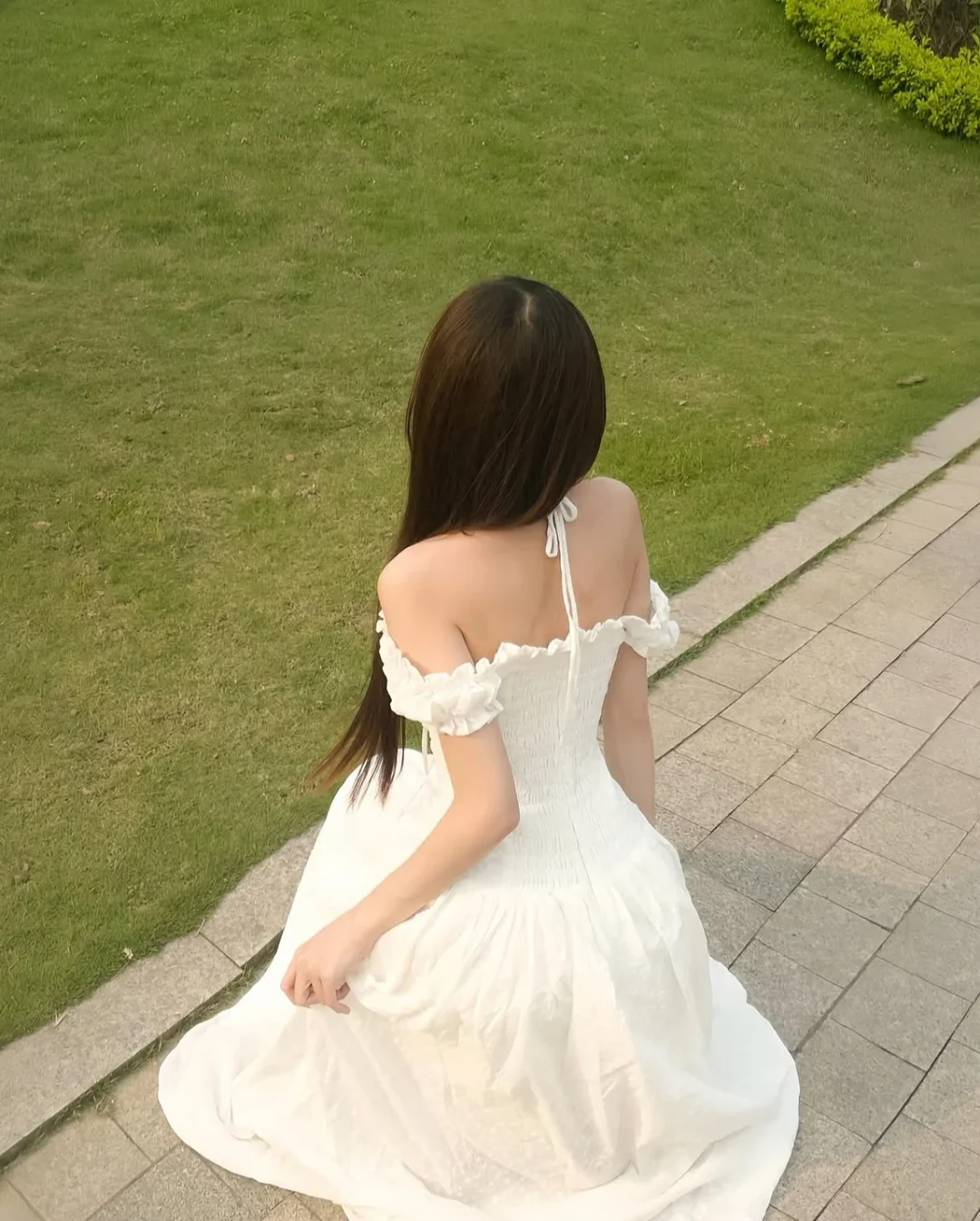 Photo 3 of Váy maxi trắng trễ vai cột dây nữ