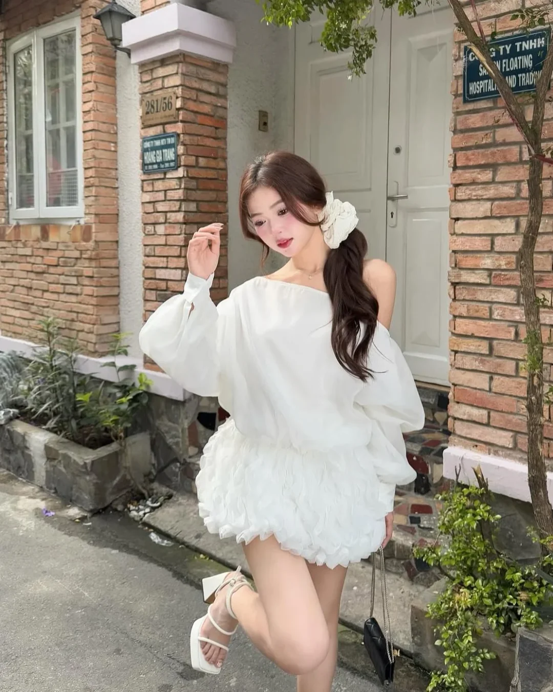 Ảnh 2 của Đầm babydoll trắng trễ vai tay phồng