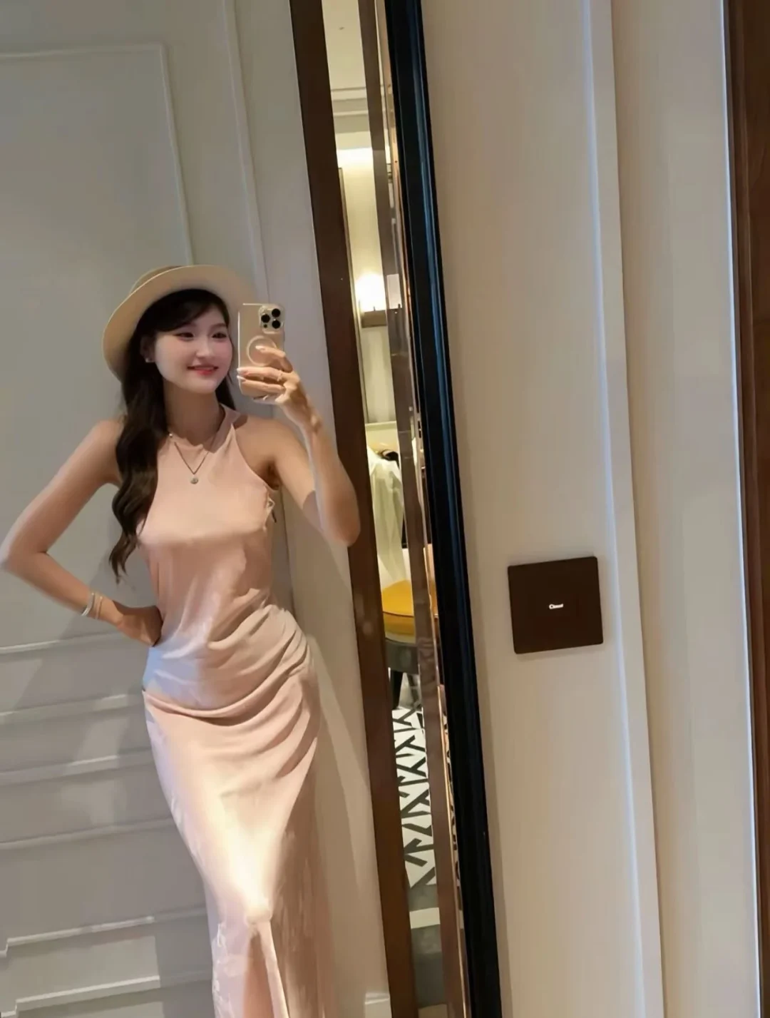 Photo 2 of Áo dài lụa trắng hiện đại nữ