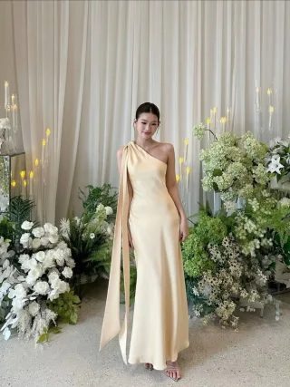 Photo 1 of Đầm dạ hội lụa kem một vai size S