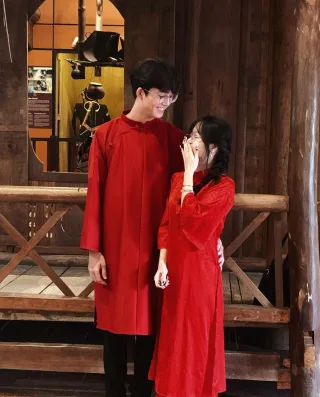 Ảnh 2 của Áo dài cặp đôi đỏ truyền thống cho thuê