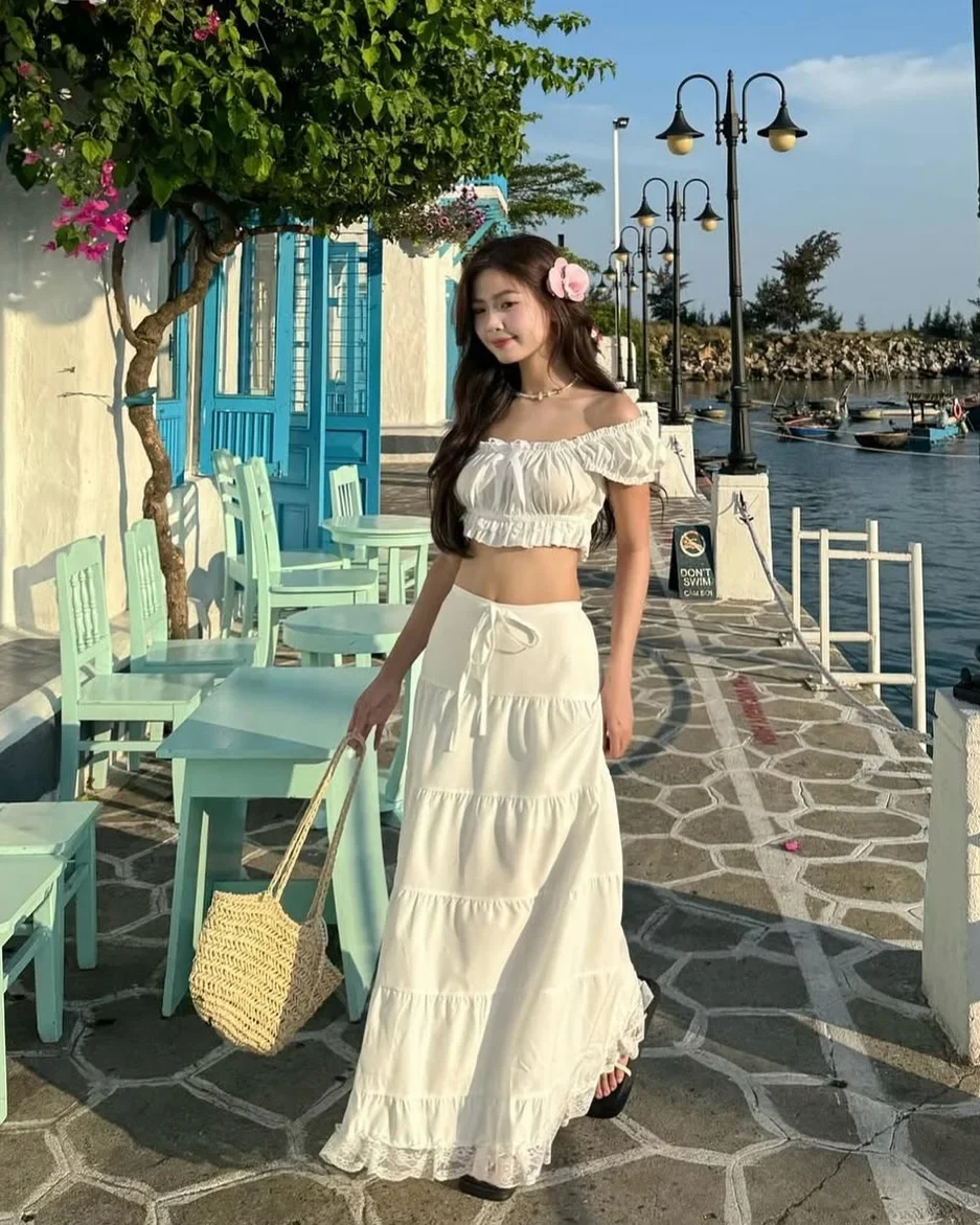 Photo 2 of Set áo trễ vai chân váy trắng nữ