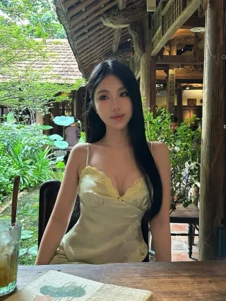 Ảnh 4 của Đầm mini satin hai dây xanh nhạt nữ