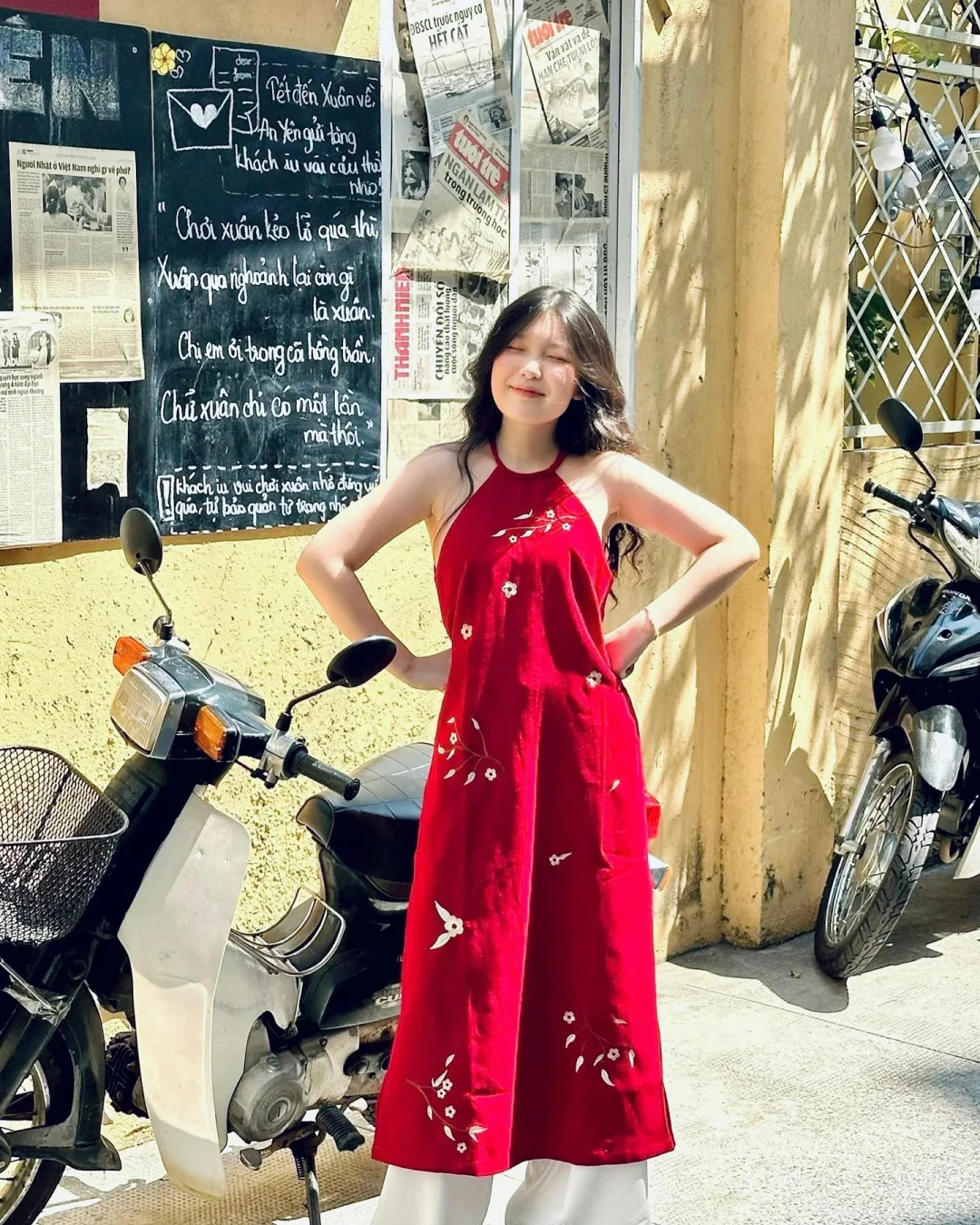Ảnh 1 của Yếm thêu đỏ freesize phong cách nữ