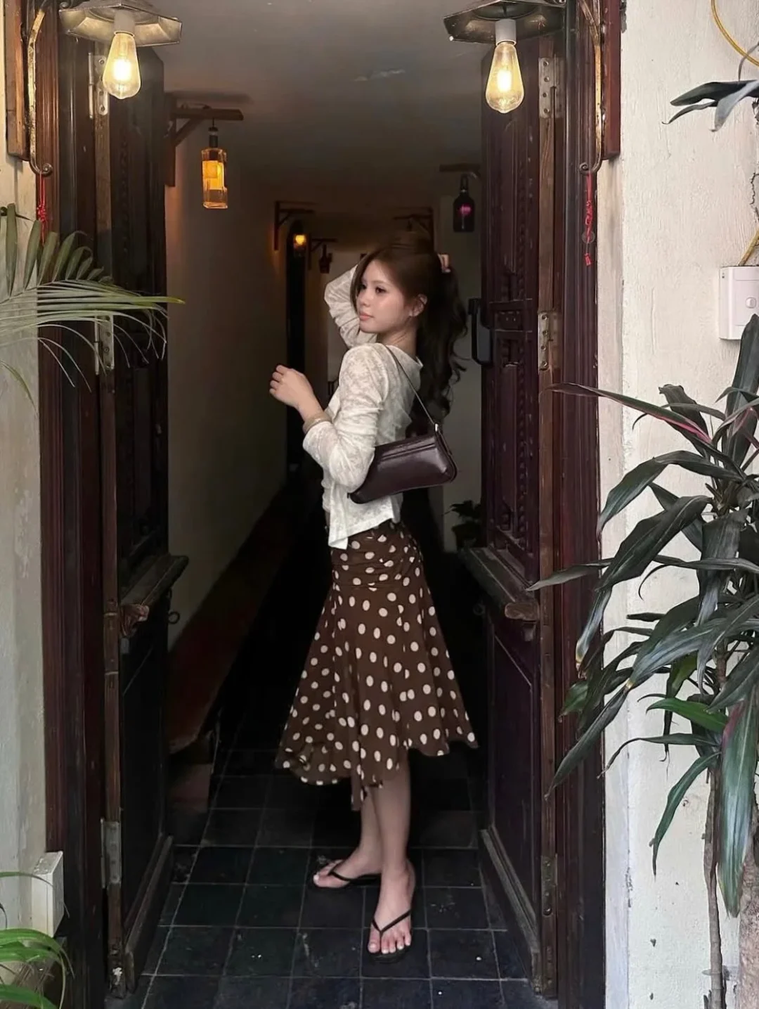 Ảnh 3 của Chân váy midi chấm bi phối áo ren trắng nữ