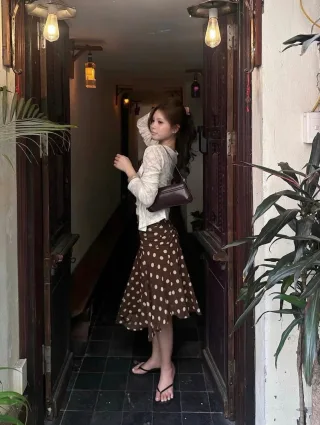 Ảnh 3 của Chân váy midi chấm bi phối áo ren trắng nữ