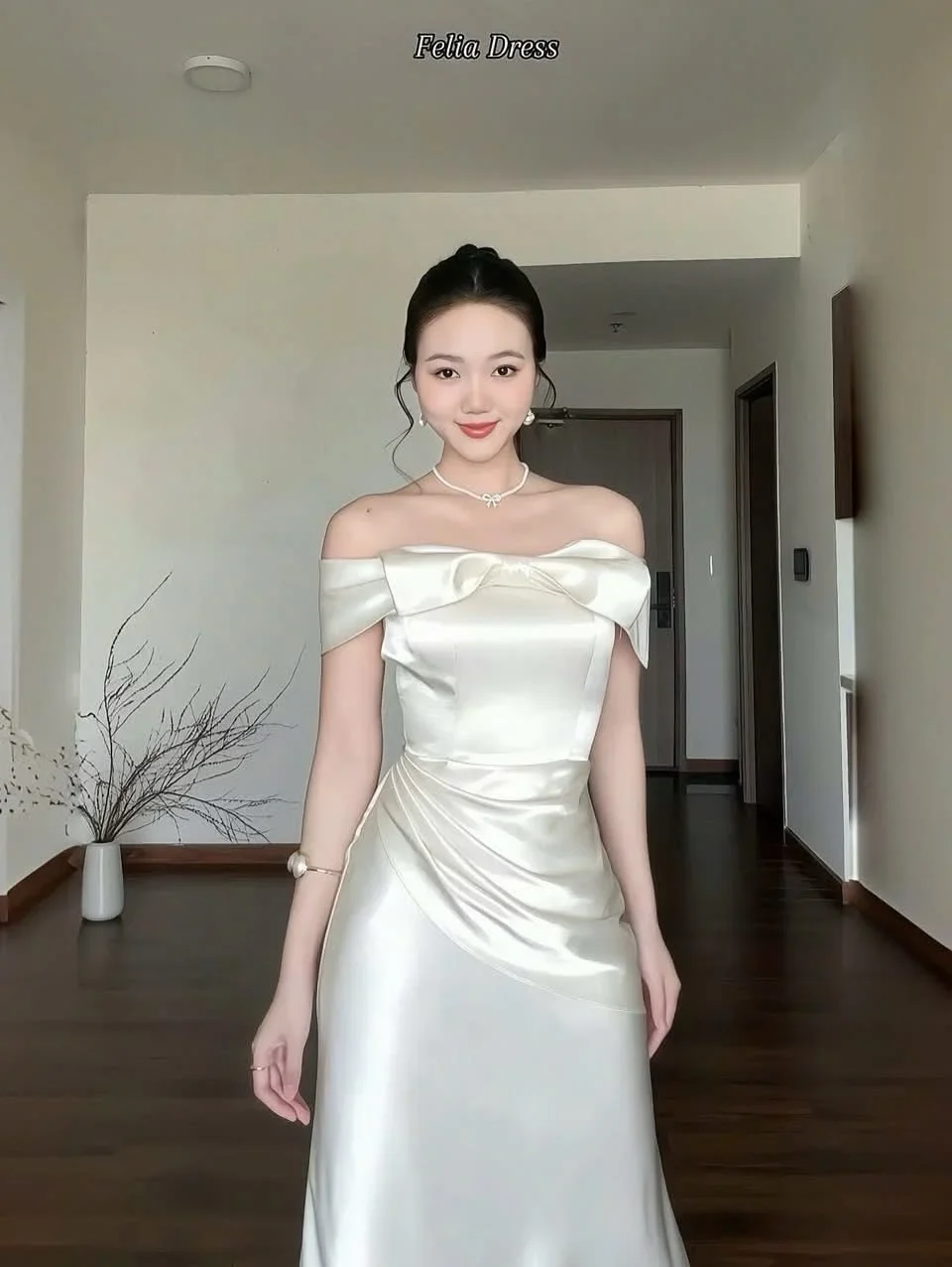 Ảnh 2 của Váy dài satin trễ vai trắng