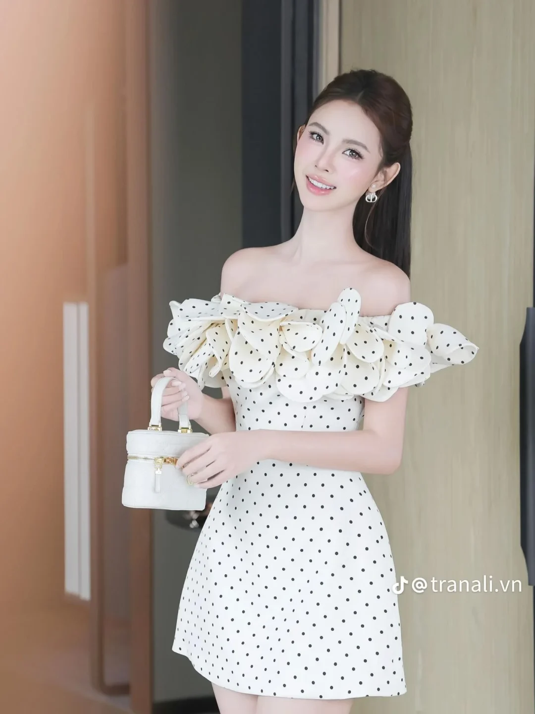 Ảnh 1 của Váy trễ vai chấm bi trắng nữ