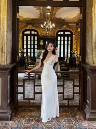 Ảnh 1 của Váy dài satin kem nữ sang trọng