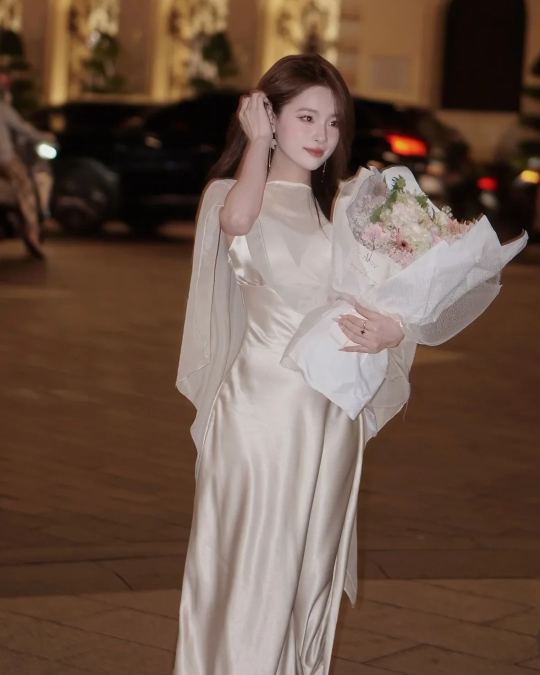 Photo 2 of Váy dài satin kem thanh lịch nữ