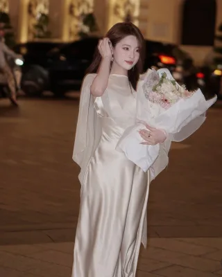 Photo 2 of Váy dài satin kem thanh lịch nữ