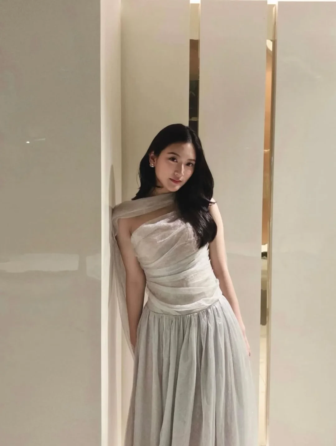 Photo 2 of Đầm tiệc một vai voan xám nhạt Chouchou