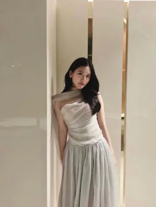 Photo 2 of Đầm tiệc một vai voan xám nhạt Chouchou