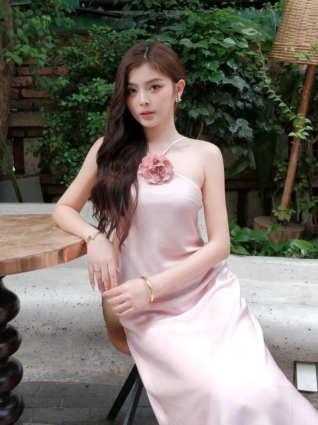 Photo 5 of Đầm dạ hội satin hồng một vai nữ