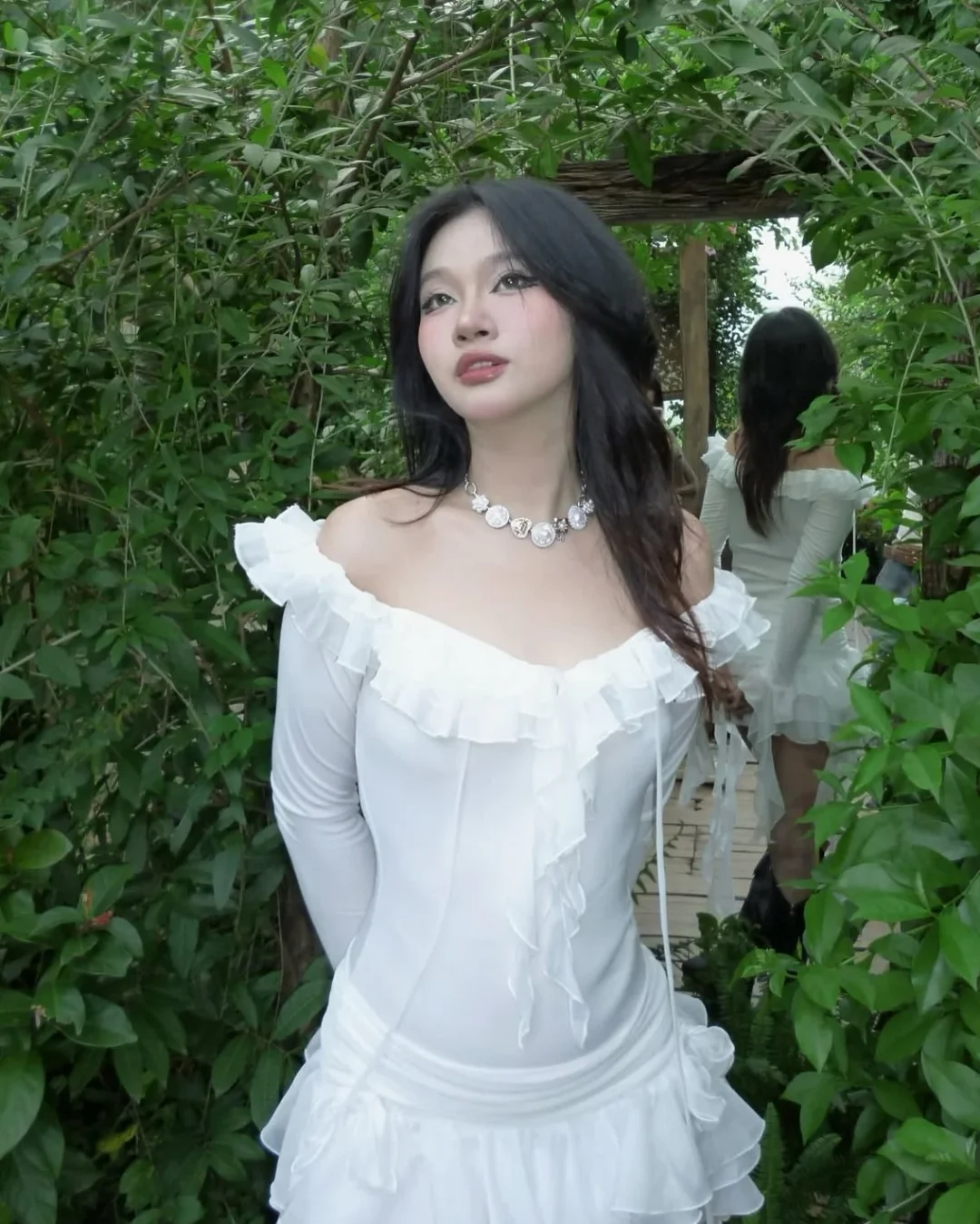 Photo 3 of Đầm trắng trễ vai bèo nhún nữ
