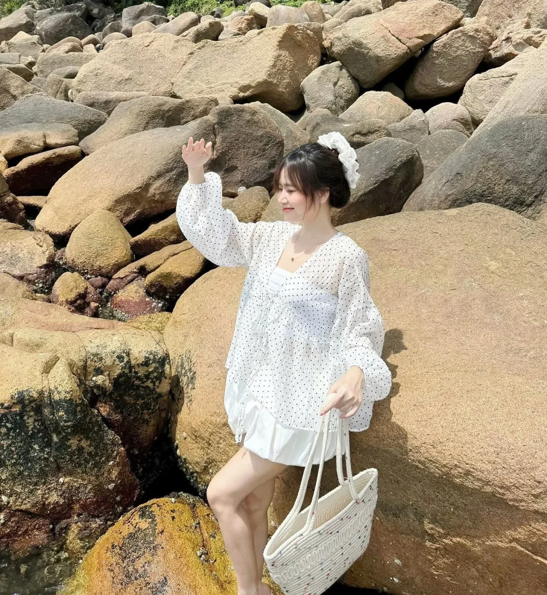 Ảnh 4 của Set Áo Blouse Chấm Bi Tay Phồng Nữ