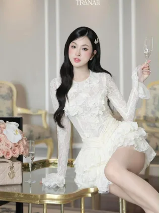Photo 1 of Đầm ren trắng tay dài nữ tính