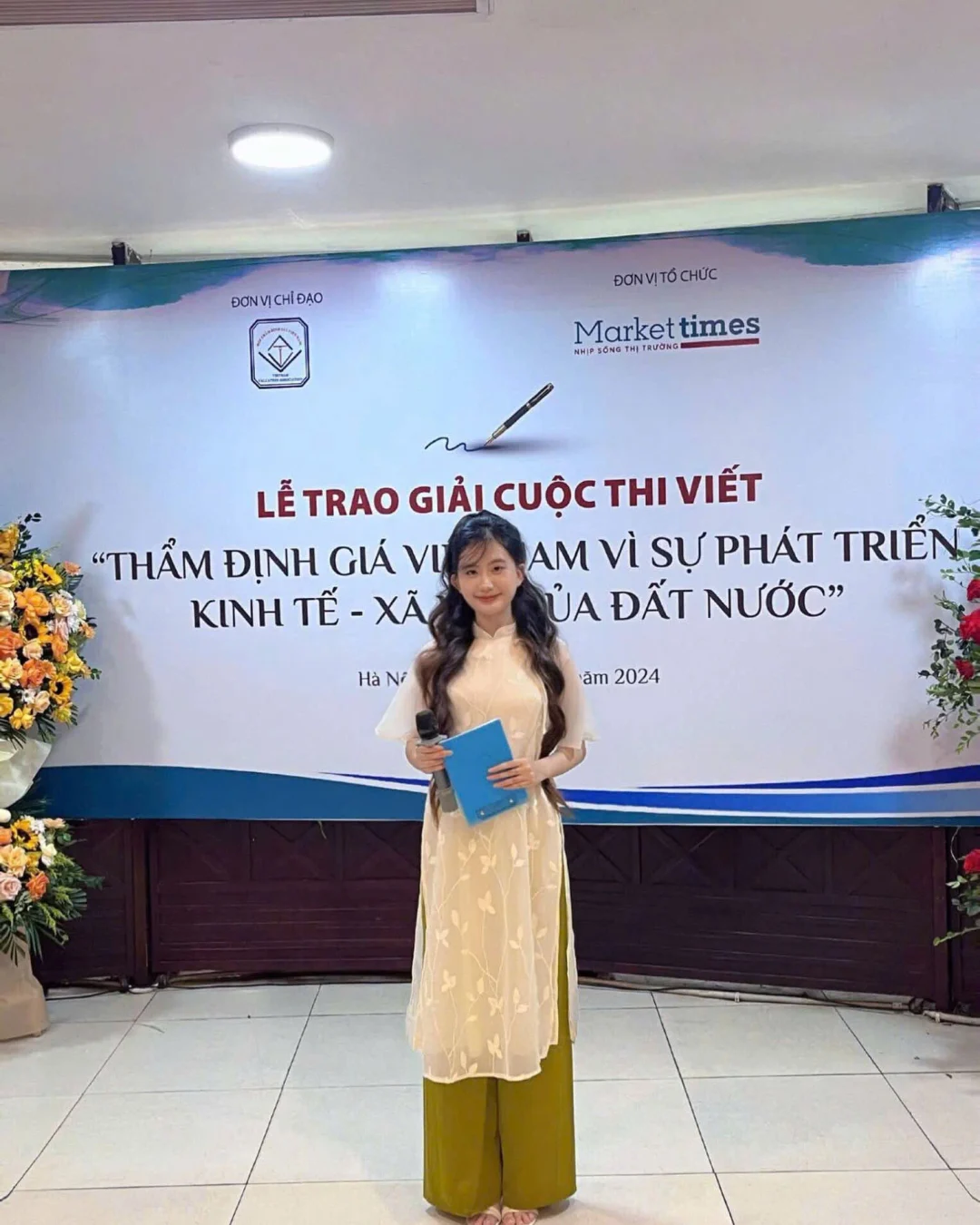 Ảnh 2 của Áo Dài Nữ Truyền Thống Màu Kem Thêu Lá