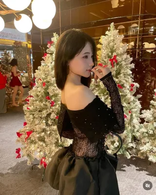 Ảnh 2 của Set ren trễ vai đen dự tiệc nữ