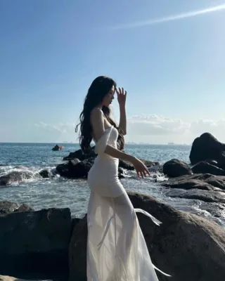 Photo 2 of Váy trắng dài có mũ lụa nữ