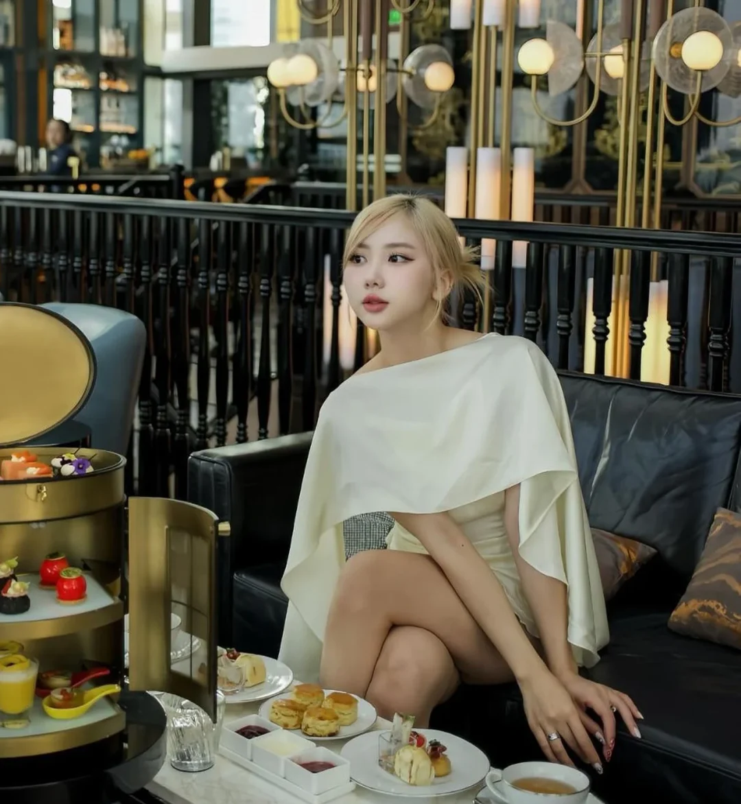Ảnh 2 của Đầm lụa trắng hở lưng kèm cape nữ