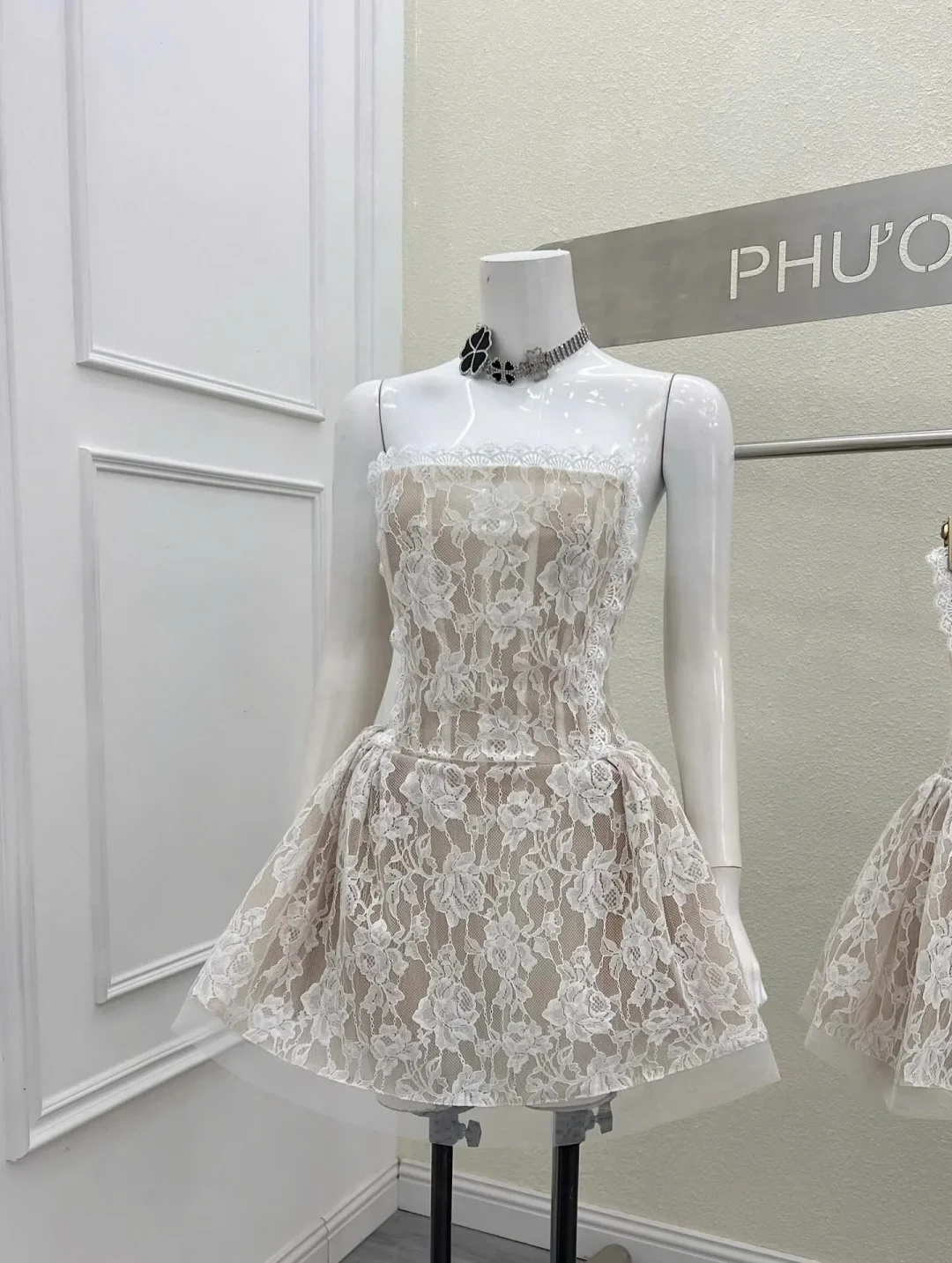 Ảnh 8 của Đầm ren trắng cúp ngực nữ ngắn