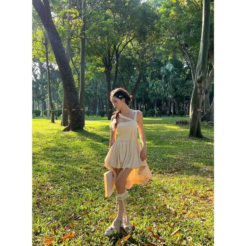 Photo 4 of Đầm một vai bèo nhún vàng nhạt cho thuê