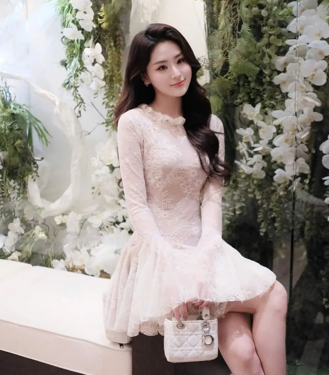 Ảnh 2 của Đầm ren be nhạt tay dài nữ