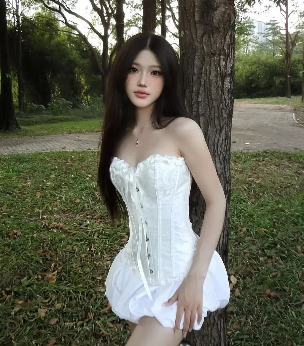 Ảnh 3 của Set corset trắng và chân váy búp nữ