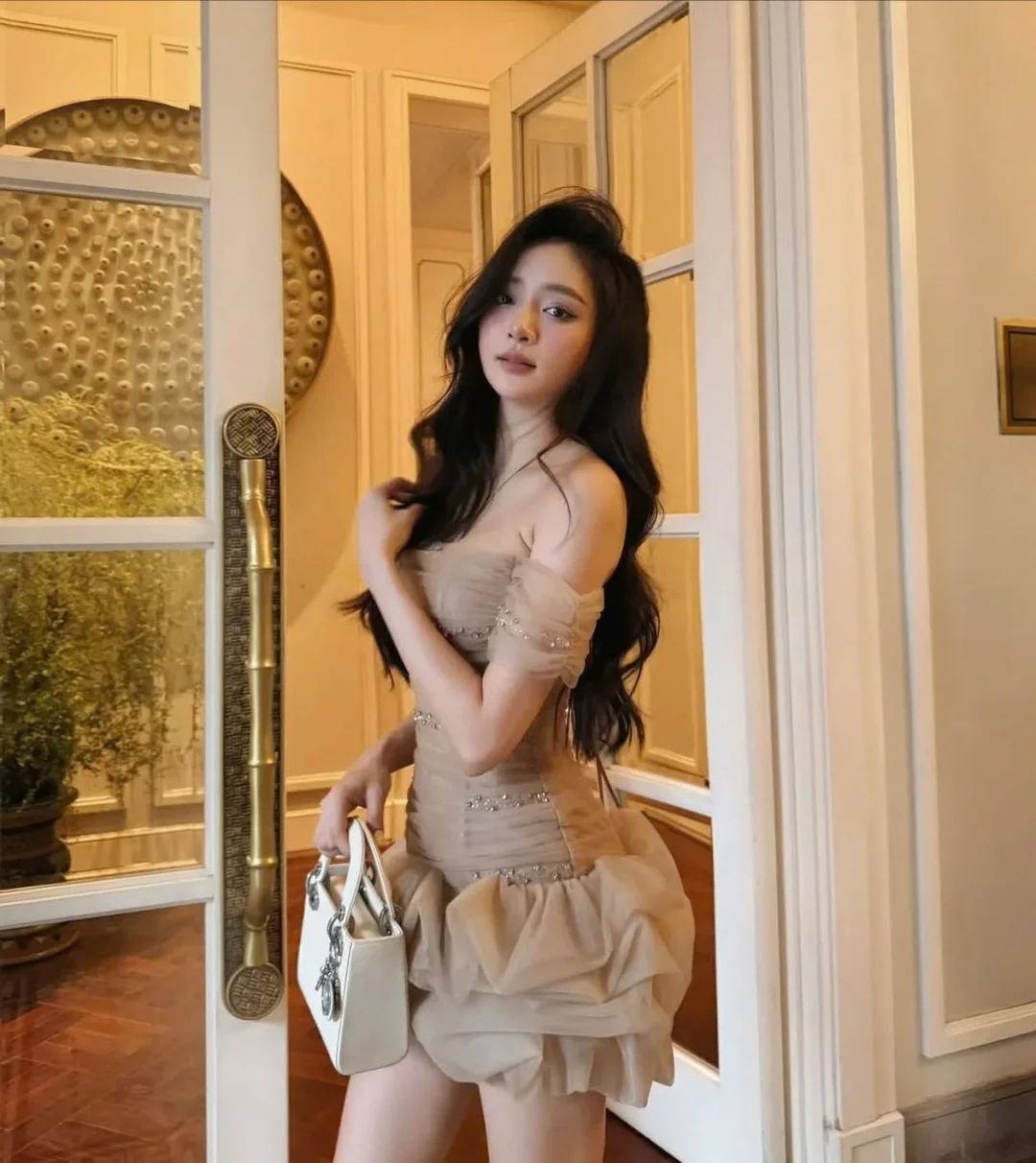 Photo 1 of Váy ngắn trễ vai be size S