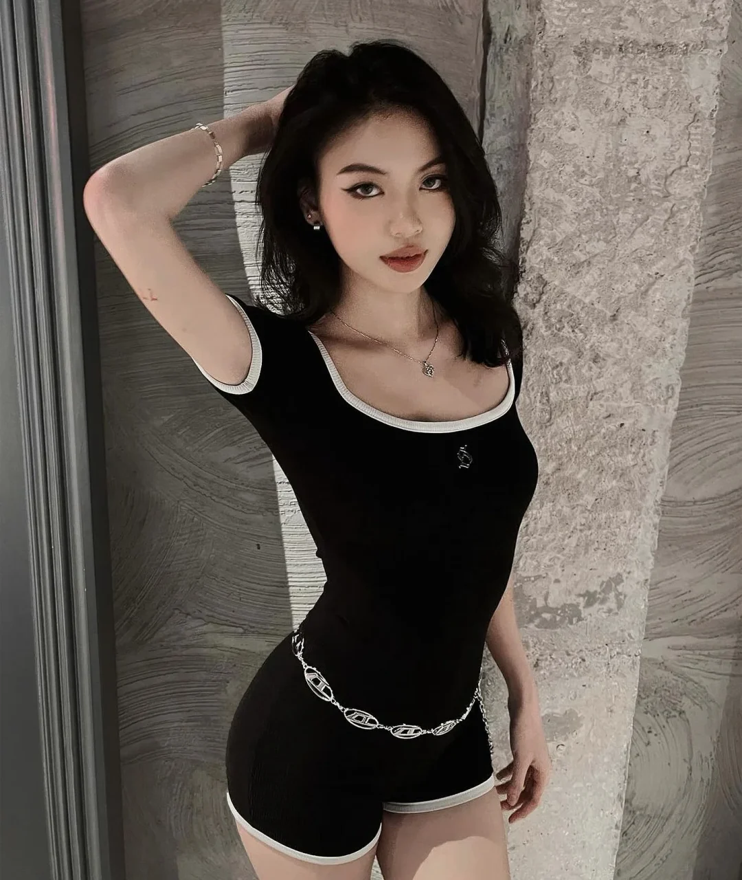 Ảnh 1 của Bodysuit đen viền trắng nịnh dáng nữ