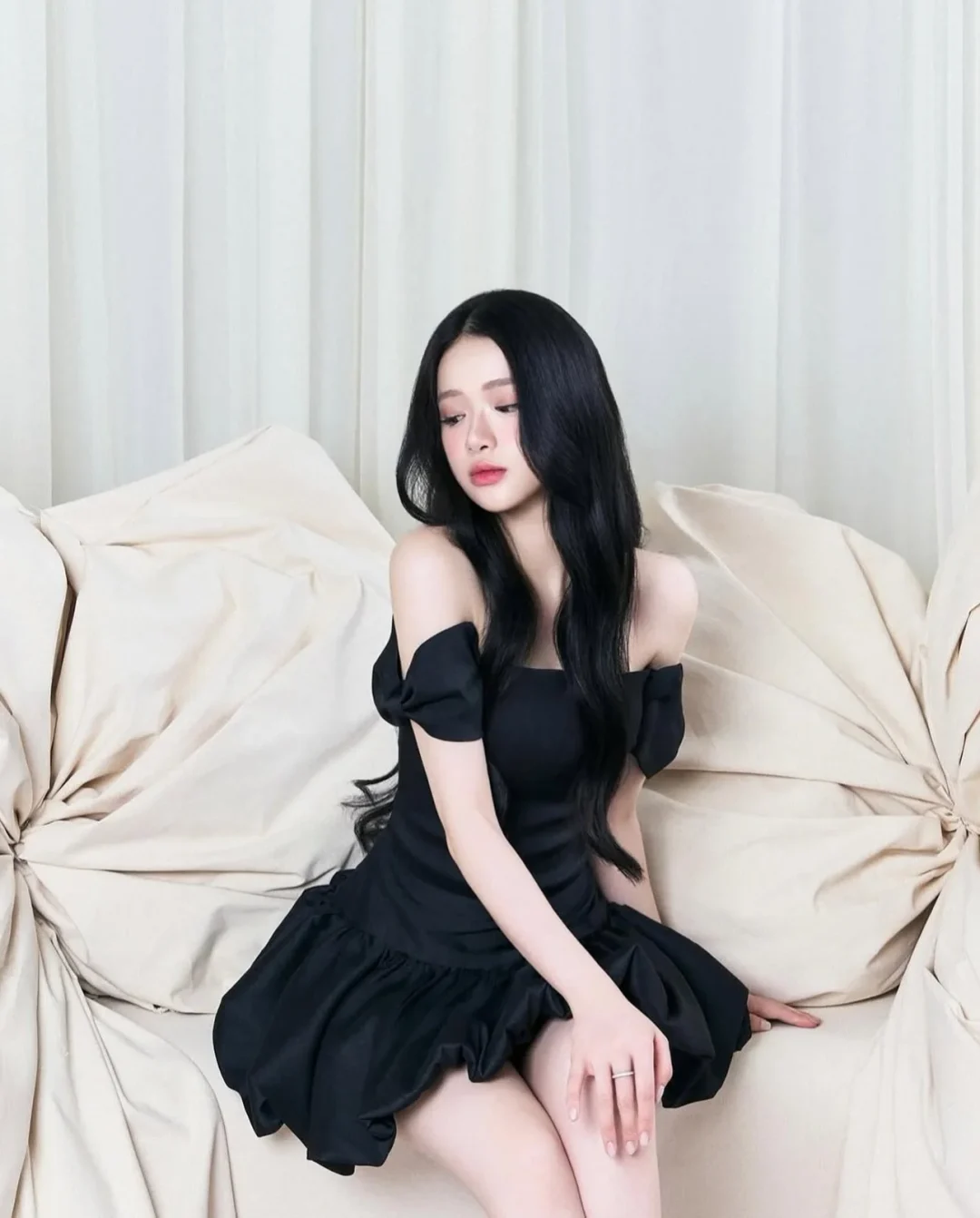 Photo 5 of Đầm satin đen nơ vai nữ