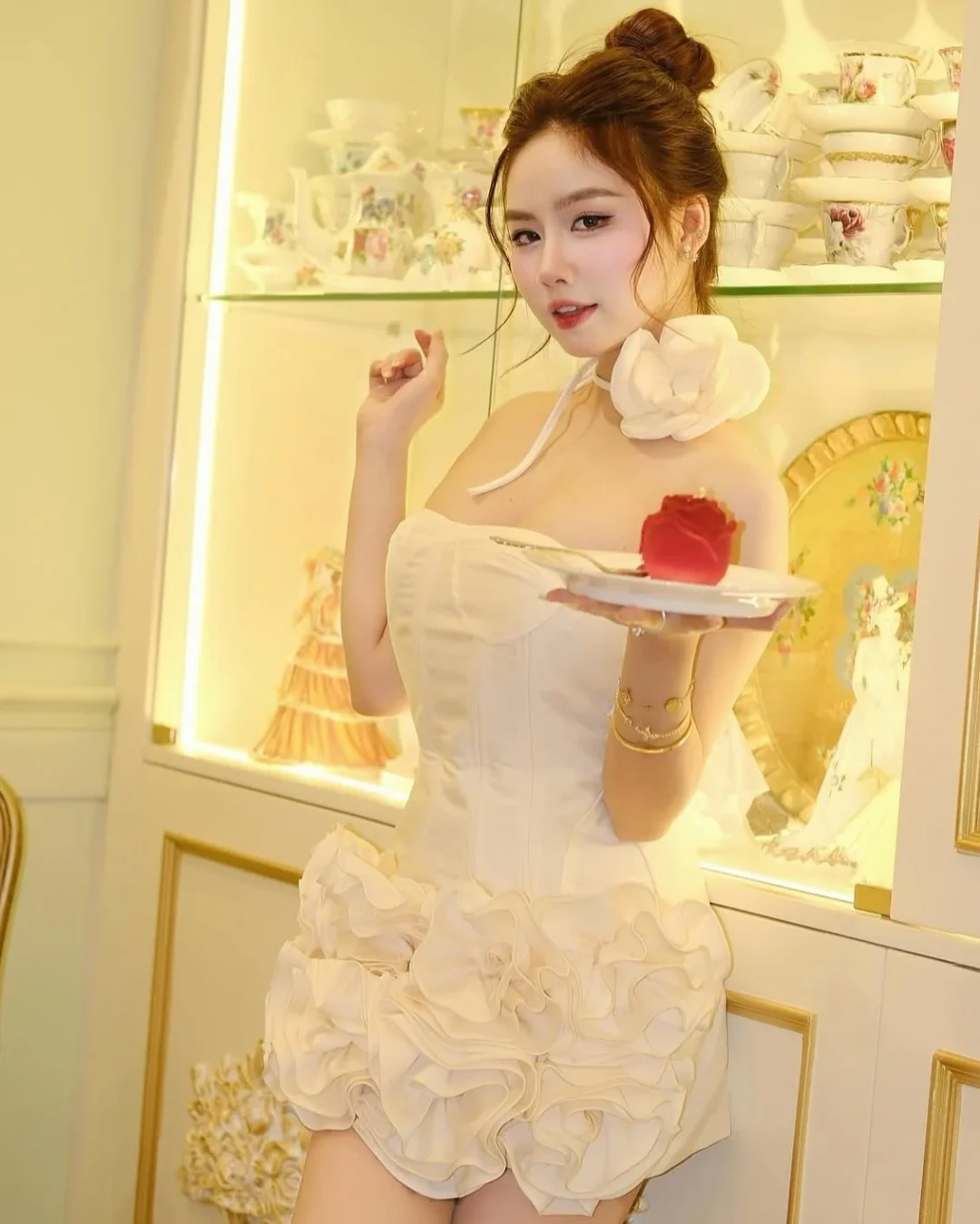 Photo 3 of Set corset chân váy bèo kem kèm hoa cổ