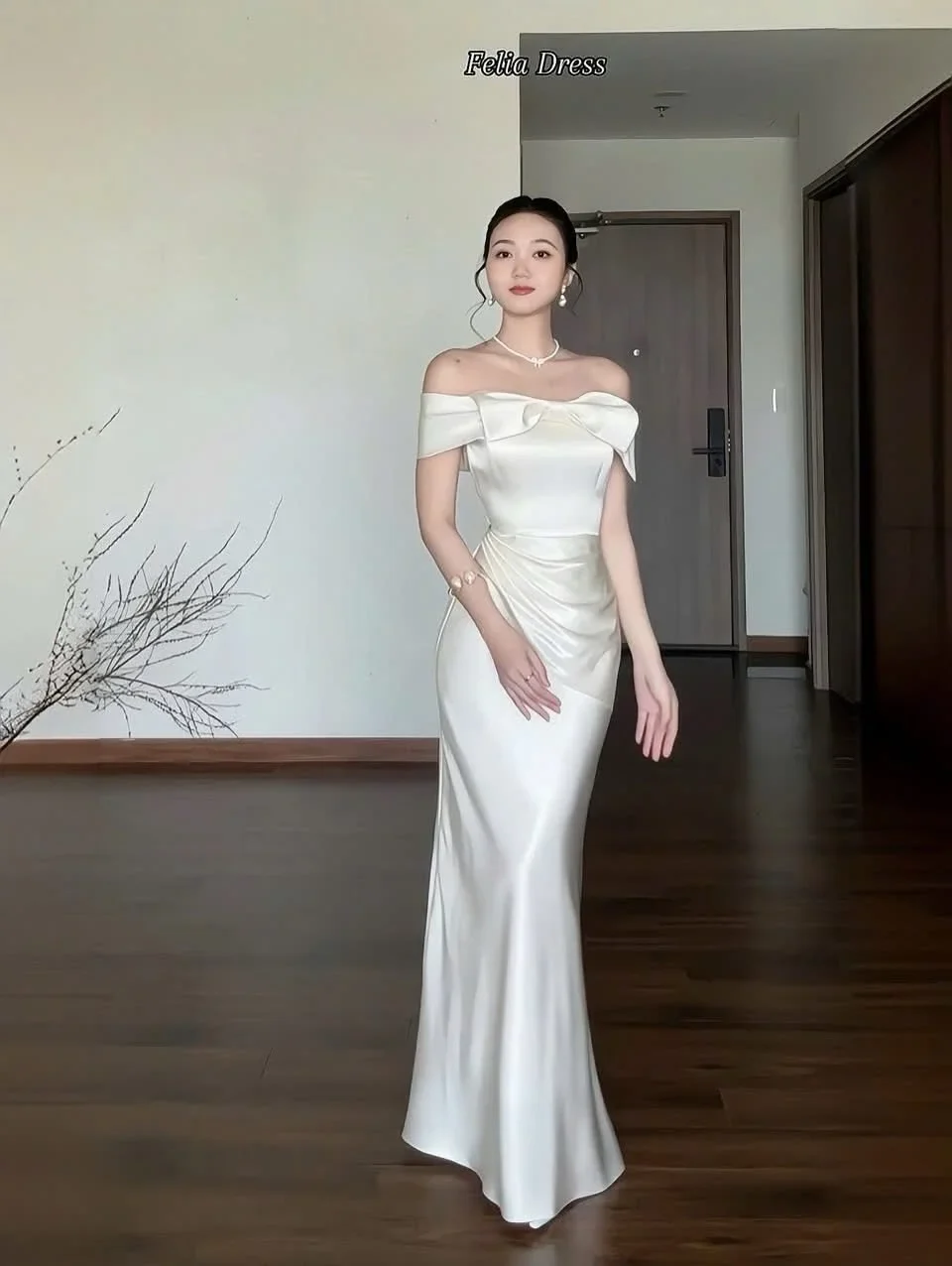 Ảnh 3 của Váy dài satin trễ vai trắng