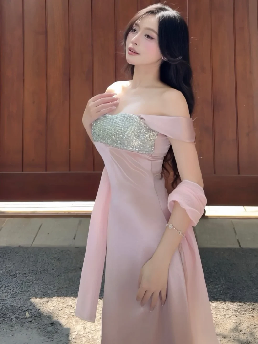 Photo 6 of Đầm dạ hội hồng sequin vai trần nữ