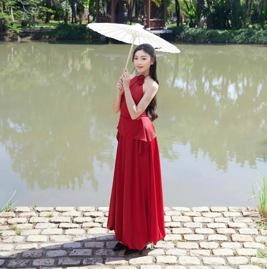 Photo 1 of Váy maxi đỏ voan không quai nữ