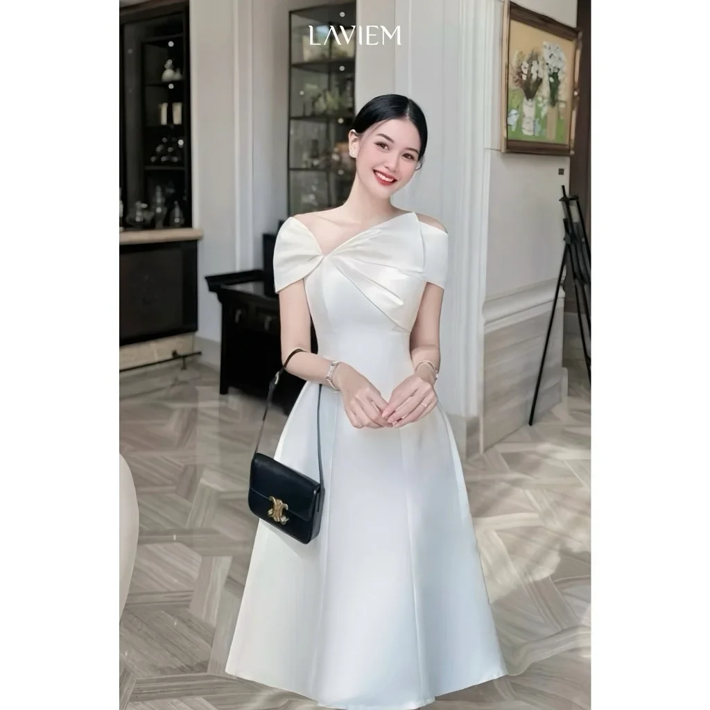 Photo 3 of Đầm maxi trắng trễ vai nơ lớn