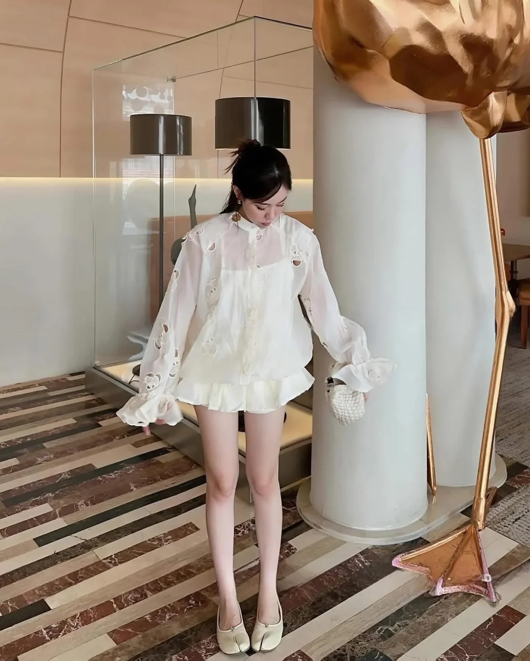 Ảnh 1 của Áo blouse trắng thêu gấu cutout nữ