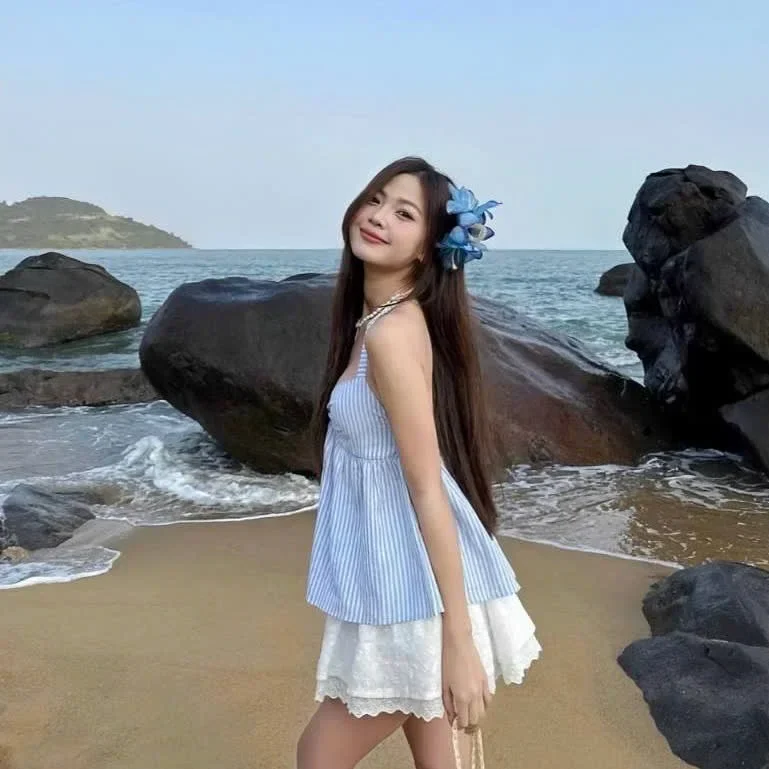 Photo 2 of Set áo hai dây sọc phối váy ren nữ hottrend